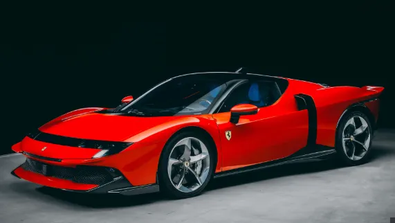 Koyu zeminde kırmızı bir Ferrari spor otomobil, üç çeyrek önden görünüm