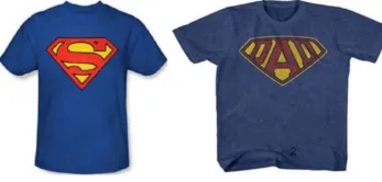 Davaya konu iki tişört yan yana: biri klasik Superman kalkan amblemli, diğerinde aynı kalkanın içinde “DAD” yazıyor