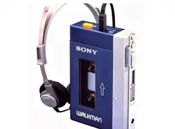 Sony’nin ilk Walkman kaset çaları: mavi gövdeli cihaz ve gümüş rengi kulaklık