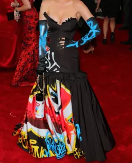 Katy Perry’nin 2015 Met Gala’da giydiği, Jeremy Scott’ın Moschino için tasarladığı grafiti desenli siyah elbise
